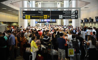 Neblina que atingiu o Rio ontem (12) e hoje (13) provocou o fechamento do Aeroporto Santos Dumont para pousos e decolagens. O reflexo disso foram atrasos, cancelamentos de voos e filas (Tânia Rêgo/Agência Brasil)