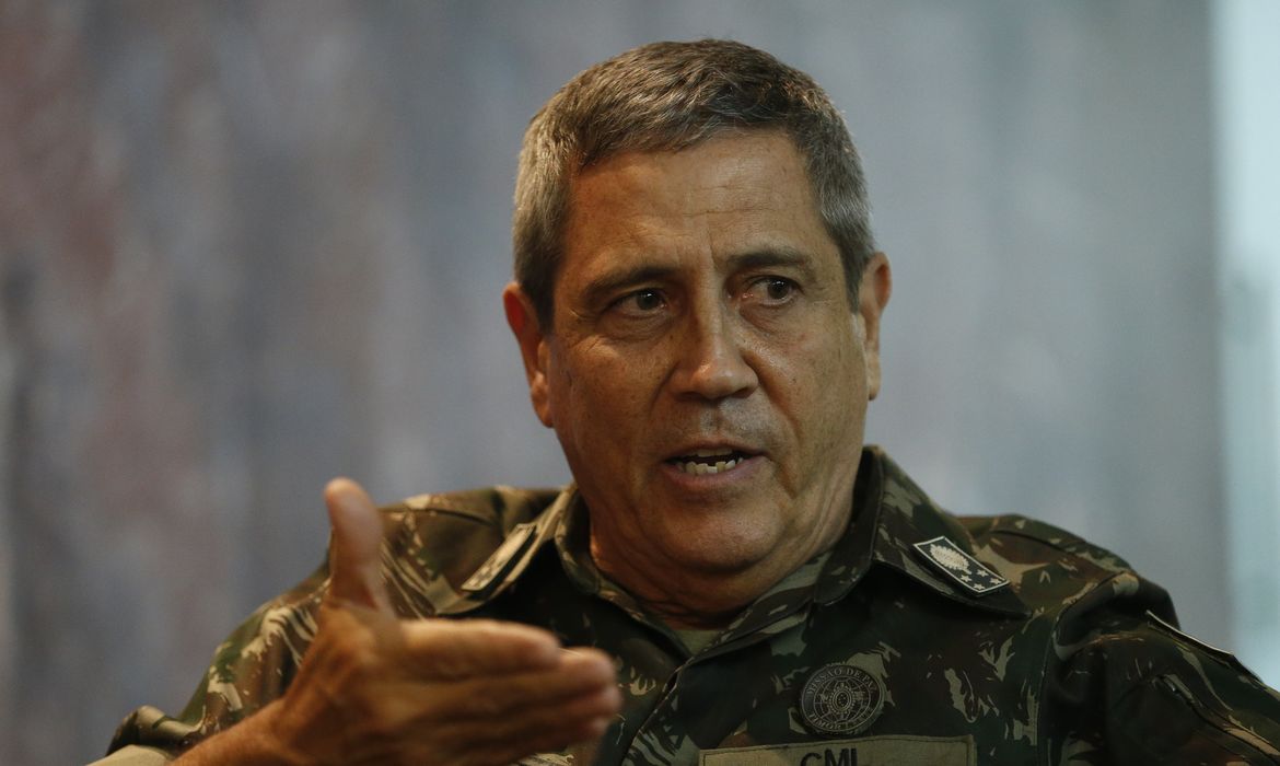 Fernando Frazão/Agência Brasil O interventor federal na segurança pública do estado do Rio de Janeiro, general Walter Braga Netto, concede entrevista à Agência Brasil no Monumento aos Mortos da Segunda Guerra Mundial.
