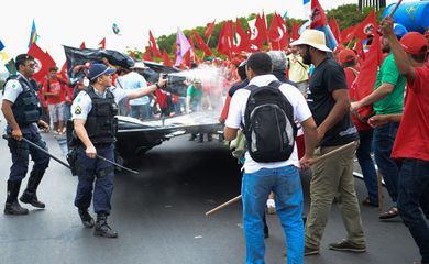 Brasília - Trabalhadores sem terra, que participam do 6º Congresso Nacional do MST, fazem manifestação em favor da reforma agrária, na Esplanada dos Ministérios (Fabio Rodrigues Pozzebom/Agência Brasil)