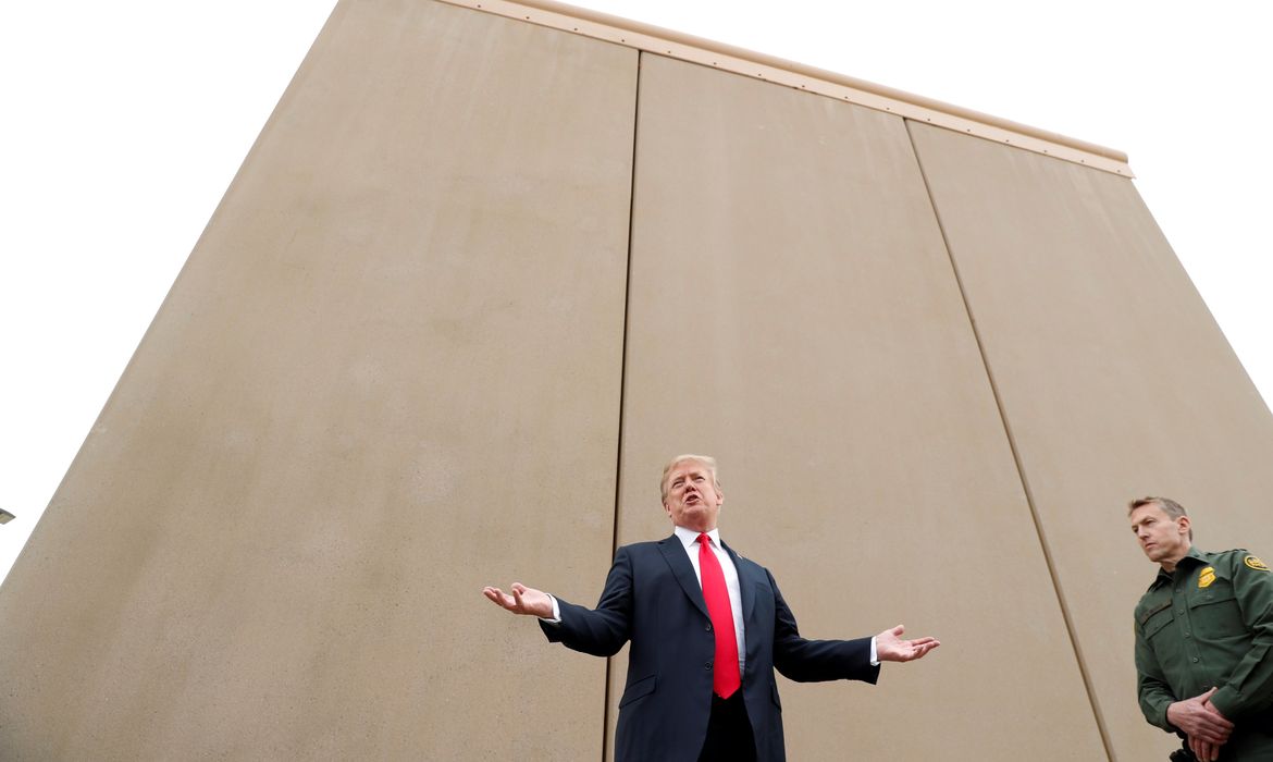 Presidente Donald Trump vistoriou protótipos do muro na fronteira com o México 