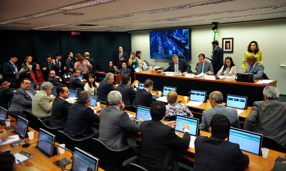 A Proposta de Emenda à Constituição (PEC) 171/93, que reduz de 18 para 16 anos a maioridade penal, é discutida em comissão especial  (Fabio Rodrigues Pozzebom/Agência Brasil)
