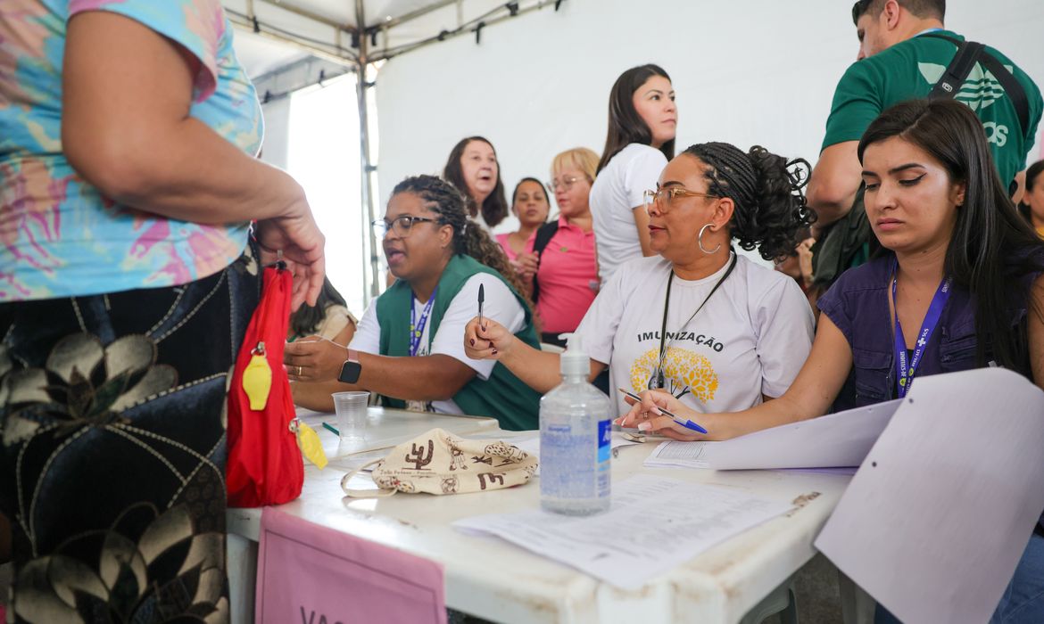 Fabio Rodrigues-Pozzebom/ Agência Brasil Brasília (DF) 17/10/2025 O Dia D nacional de multivacinação, mobilização voltada à atualização da caderneta de crianças e adolescentes menores de 15 anos, no Riacho Fundo II, cidade satéite de Brasília. Foto: Fabio Rodrigues-Pozzebom/ Agência Brasil
