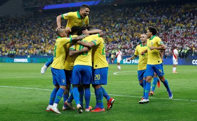 Brasil e Peru jogam pela Copa América