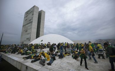 Brasília (DF), 08/01/2023 - Golpistas invadem prédios públicos na praça dos Três Poderes. Na foto, vândalos em frente ao Congresso Nacional.