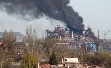 Fumaça sobe da siderúrgica de Azovstal em Mariupol
