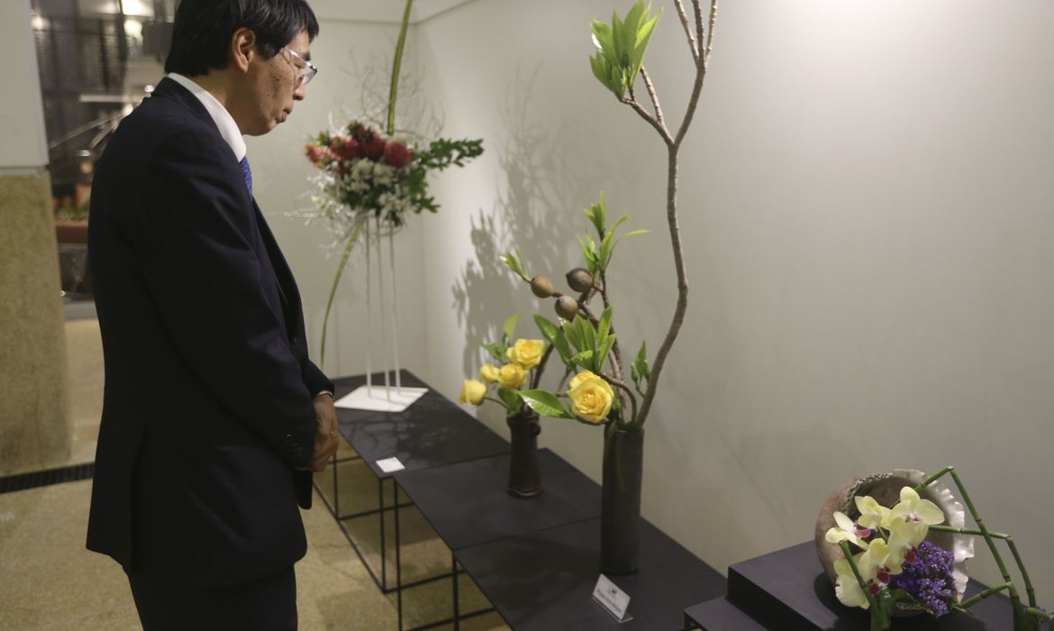 O embaixador do Japão, Akira Yamada, visita a exposição Ikebana - Expressão e Forma, que comemora os 110 anos da imigração japonesa no Brasil.