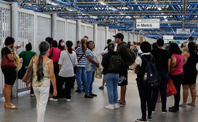 São Paulo (SP), 23/03/2023 - Passageiros aguardam no embarque da estação Palmeiras-Barra Funda, linha 3 do Metrô, durante a greve dos metroviários em São Paulo. Foto: Fernando Frazão/Agência Brasil