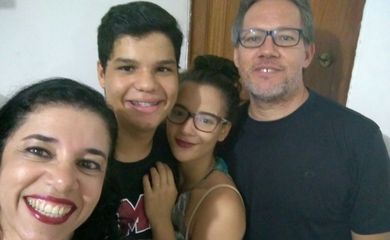 A psicóloga Lúcia Soares com o casal adotivo de gêmeos Alan e Alana, de 15 anos