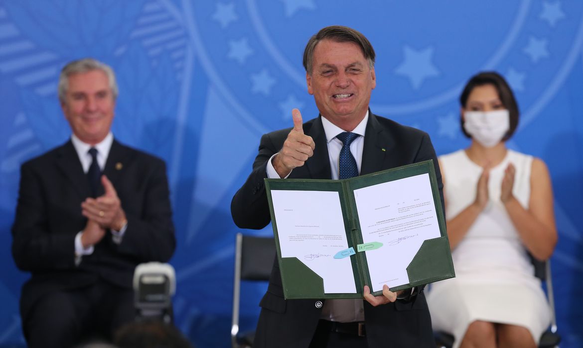 O presidente Jair Bolsonaro, assina uma Medida Provisória (MP) que abre crédito extraordinário de R$ 20 bilhões, em favor do Ministério da Saúde, para a vacinação da população contra a covid-19.