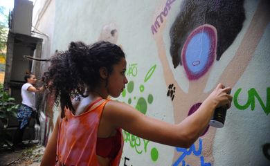 Jovens decoram com grafites temáticos os muros do Conselho Estadual dos Direitos da Mulher em lembrança ao Dia Internacional de Combate à Violência Contra a Mulher (Fernando Frazão/Agência Brasil)