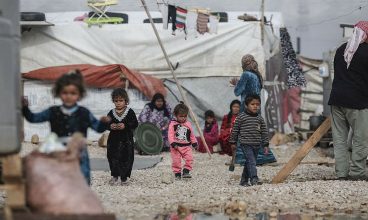 Crianças refugiadas sírias em acampamento no Líbano