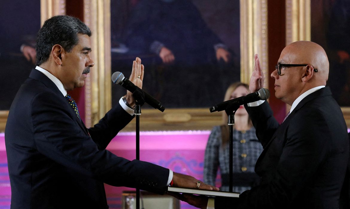 Venezuela's President Nicolas Maduro is sworn in by President of the National Assembly Jorge Rodriguez for a third six-year term, in Caracas, Venezuela January 10, 2025. Jhonn Zerpa/Miraflores Palace/Handout via REUTERS ATTENTION EDITORS - THIS IMAGE HAS BEEN SUPPLIED BY A THIRD PARTY     TPX IMAGES OF THE DAY