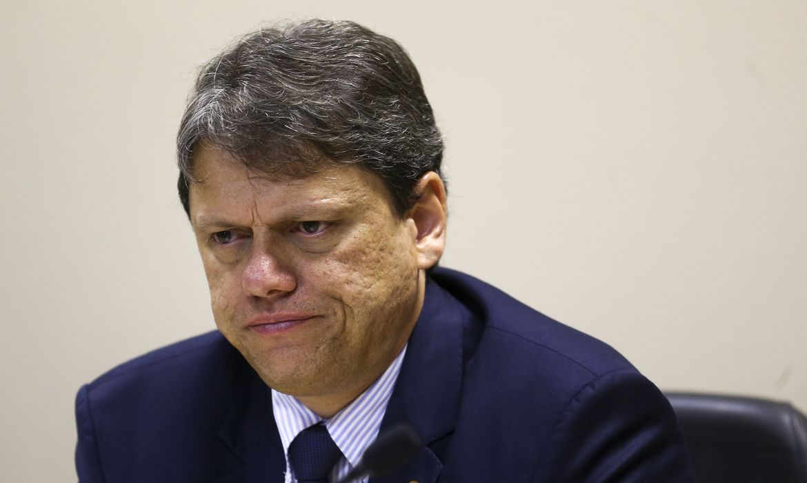O ministro da Infraestrutura, Tarcísio Gomes de Freitas, durante cerimônia para assinatura de portarias que vão alterar as áreas de poligonais de 16 portos organizados do Brasil.