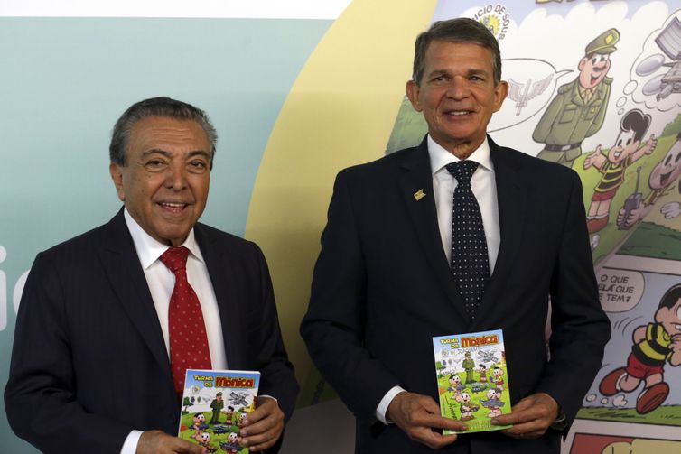 O Ministro da Defesa, Joaquim Silva e Luna e o escritor Mauricio de Souza, durante o lançamento do almanaque A Turma da Mônica e a Indústria de Defesa. 