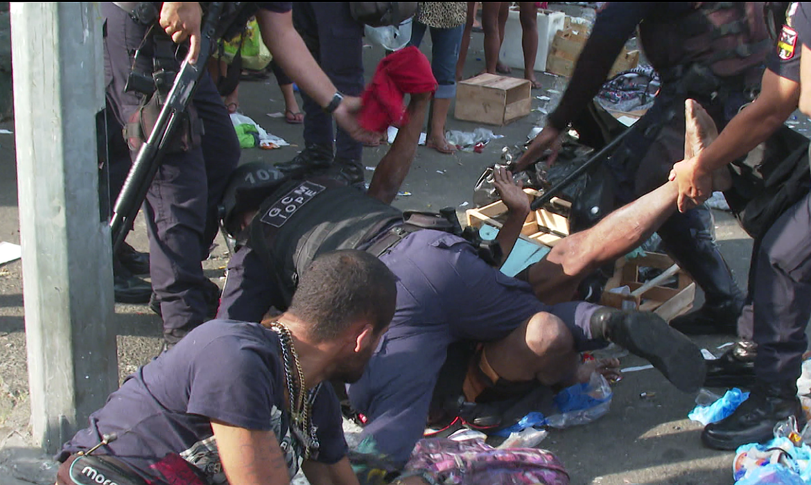 Sāo Paulo (SP) 09/05/2023 - Um homem foi enforcado até ficar desacordado por agentes da Guarda Civil Metropolitana (GCM) de São Paulo na Cracolândia, região central da cidade, nessa segunda-feira (8). No flagrante feito pela TV Brasil, é possível observar que o homem foi detido e, em seguida, tentou resistir à prisão.
Reproduçāo Tv Brasil