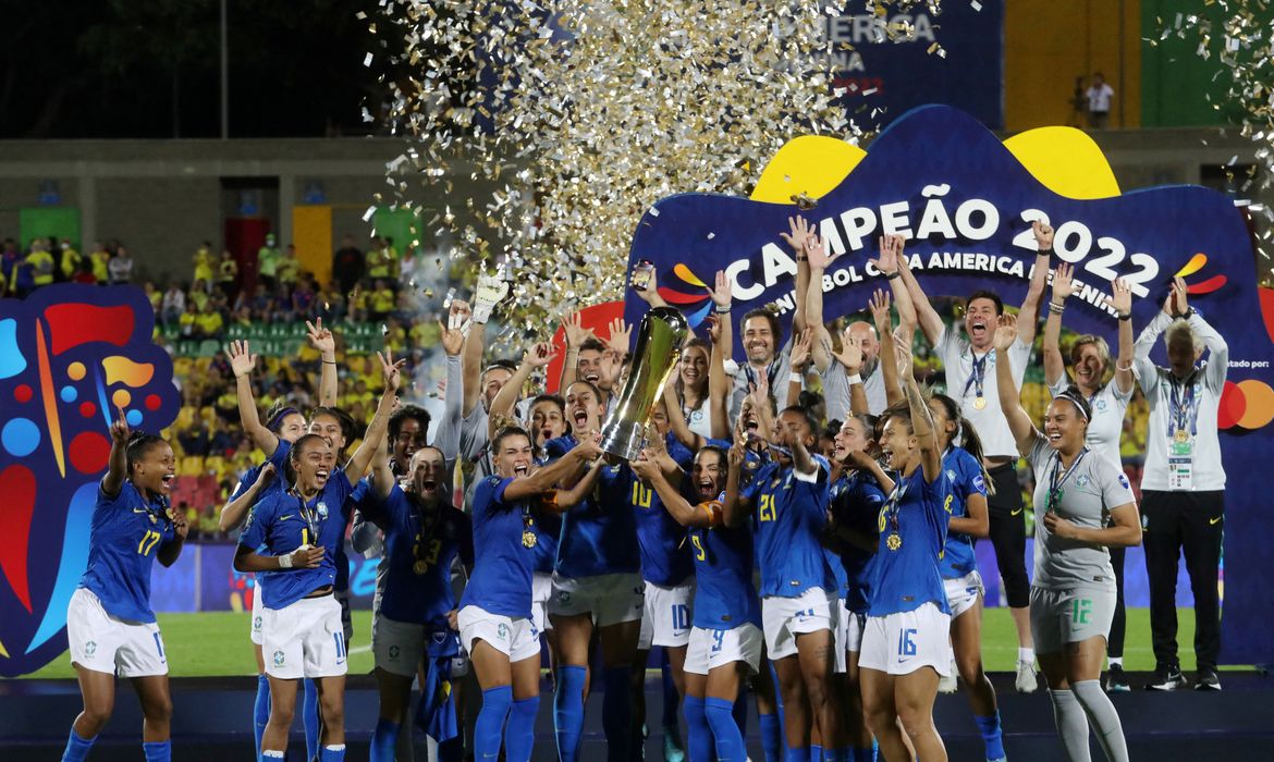 Jogadoras da seleção brasileira comemoram título da Copa América feminina após vencerem a Colômbia por 1 x 0 em Bucaramanga