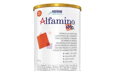 12/02/2026 - Fórmula infantil para lactentes e de seguimento para lactentes e crianças de primeira infância destinada a necessidades dietoterápicas específicas com restrição de lactose e à base de aminoácidos. Com DHA e ARA.. Foto: Nestlehealthscience/Divulgação