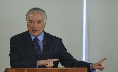 O presidente Michel Temer assina medida provisória de modernização do Marco Legal do Setor de Saneamento Básico.