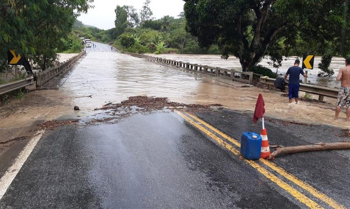 Prefeitura de Eunápolis informa interdição da BR-101 após Rio Buranhém transbordar em ponte