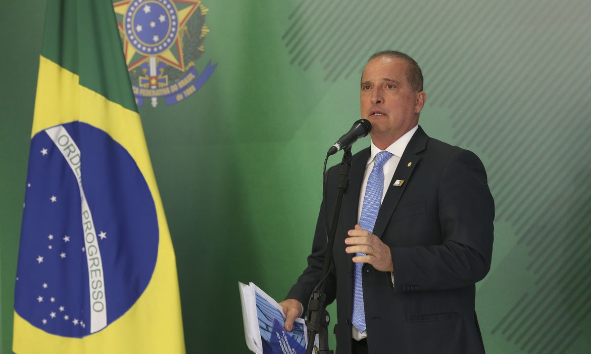 O ministro-chefe da Casa Civil, Onyx Lorenzoni, fala à imprensa após a primeira reunião do presidente Jair Bolsonaro com a equipe ministerial, no Palácio do Planalto.
