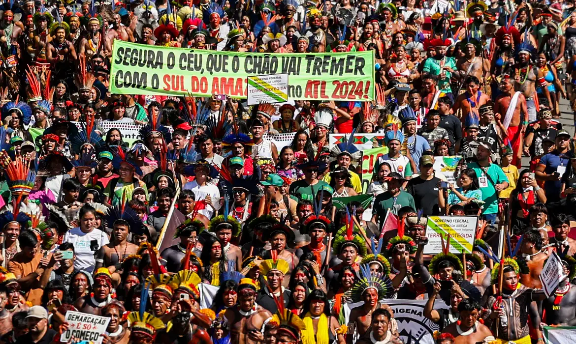 Brasília (DF) 23/04/2024 – Indígena de várias etnias que participam do Acampamento Terra Livre 2024 marcham na Esplanada dos Ministérios com o eslogam #EmergênciaIndígena: Nossos Direitos não se negociam.Foto: Marcelo Camargo/Agência Brasil