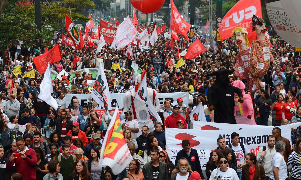 São Paulo - Manifestação das centrais sindicais CUT, Força, UGT, CTB, CSB, CGTB, NCST e CSP-Conlutas e Intersindical, contra a retirada de direitos trabalhistas na Avenida Paulista (Rovena Rosa/Agência Brasil )