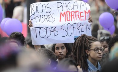 Rio de Janeiro - Mulheres defendem legalização do aborto e protestam contra CPI na escadaria da Assembléia Legislativa (Fernando Frazão/Agência Brasil)