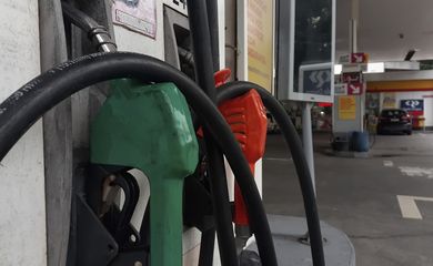 Postos de gasolina no Rio de Janeiro exibem o preço do combustível