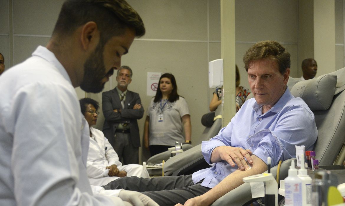 Rio de Janeiro - O novo prefeito do Rio, Marcelo Crivella, doa sangue durante visita ao Instituto Estadual de Hematologia  (Tânia Rêgo/Agência Brasil)