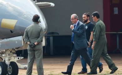 Brasília - O ex-presidente da Câmara dos Deputados, Eduardo Cunha, embarca para Curitiba após ser preso pela Polícia Federal (Wilson Dias/Agência Brasil)