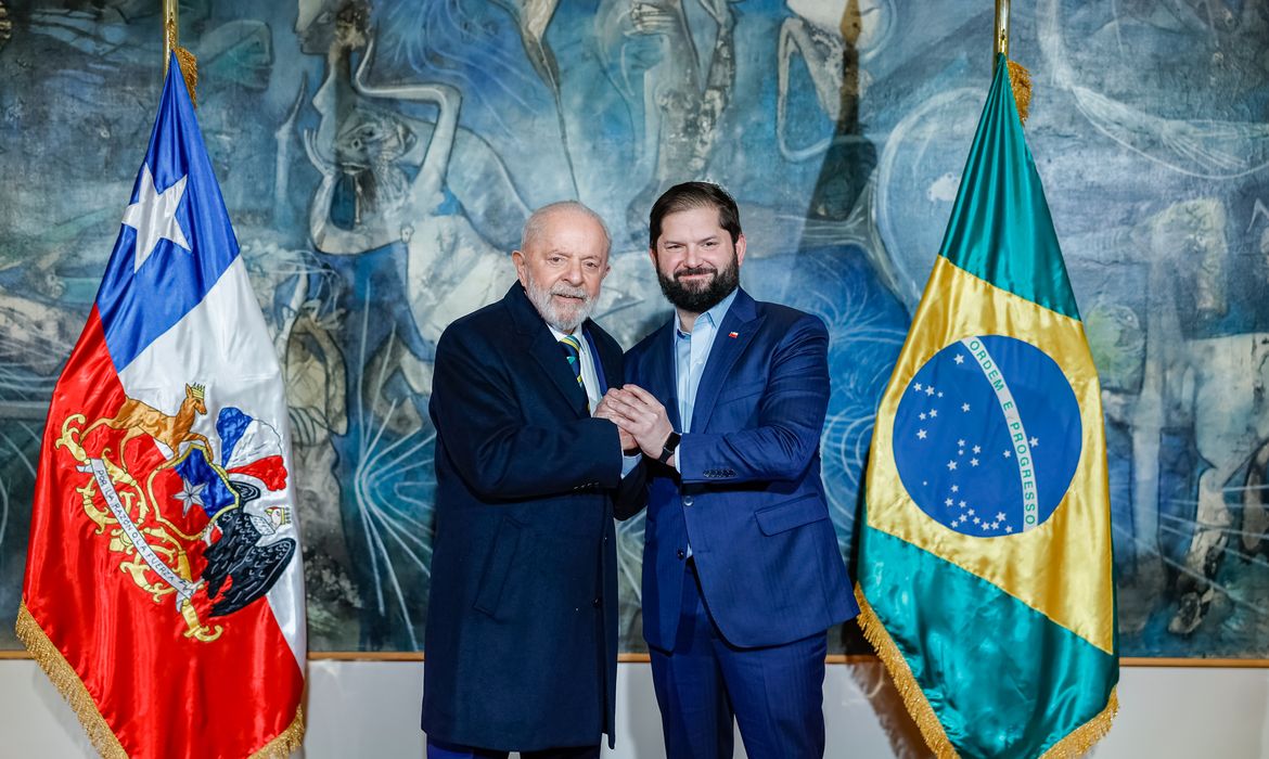 Santiago (Chile) 05.08.2024 - Presidente da República, Luiz Inácio Lula da Silva e o ao lado do Presidente do Chile, Gabriel Boric, posam para fotografia oficial, no Salão Azul do Palácio de La Moneda. Santiago - Chile.  Foto: Ricardo Stuckert / PR