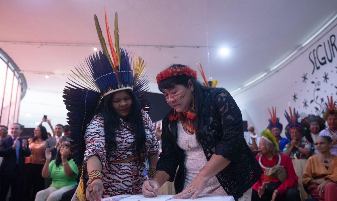 A ministra dos Povos Indígenas, Sonia Guajajara, na posse da presidente da Fundação Nacional dos Povos Indígenas, Joenia Wapichana