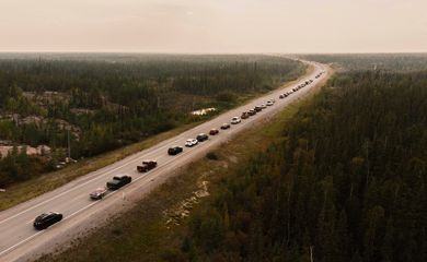 Yellowknife residents leave the city on Highway 3, the only highway in or out of the community, after an evacuation order was given due to the proximity of a wildfire in Yellowknife, Northwest Territories, Canada August 16, 2023.  REUTERS/Pat Kane    