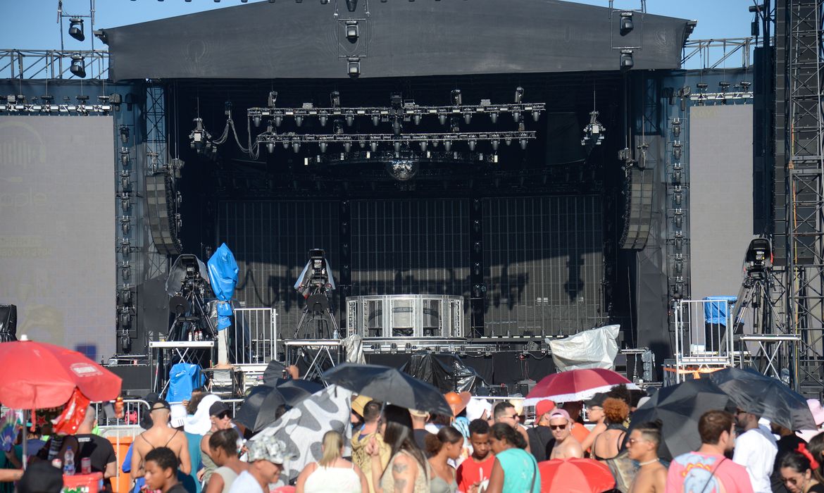 Rio de Janeiro (RJ), 04/052024 – Público em frente ao palco aguarda para show da Madonna, que está programado para a noite de hoje (04) Foto: Tomaz Silva/Agência Brasil