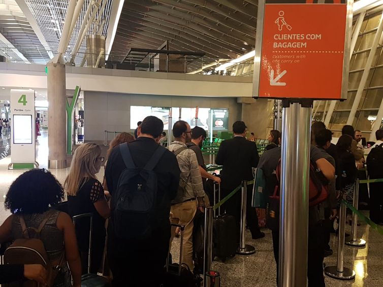 Clientes com bagagem de mão precisam aguardar enquanto passageiros com itens menores entram primeiro na aeronave