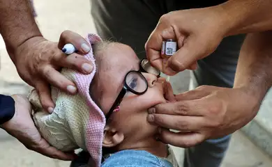 Criança palestina é vacinada contra pólio em Deir Al-Balah, centro de Gaza
 4/9/2024  REUTERS/Ramadan Abed