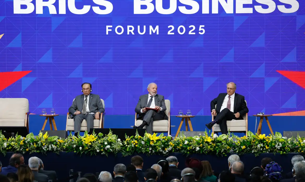 Rio de Janeiro (RJ), 05/07/2025 – O presidente da República, Luiz Inácio Lula da Silva, o vice-presidente, Geraldo Alckmin, o primeiro-ministro da Malásia, Anwar Ibrahim, e o presidente da CNI, Ricardo Alban, participam do Fórum Empresarial do Brics, no Pier Mauá. Foto: Fernando Frazão/Agência Brasil