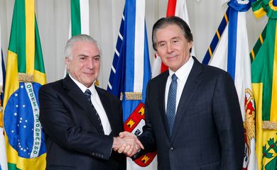  Brasília - Antes de embarcar para a Alemanha, o presidente Michel Temer transmite o cargo ao presidente do Senado, Eunício Oliveira (Beto Barata/PR)