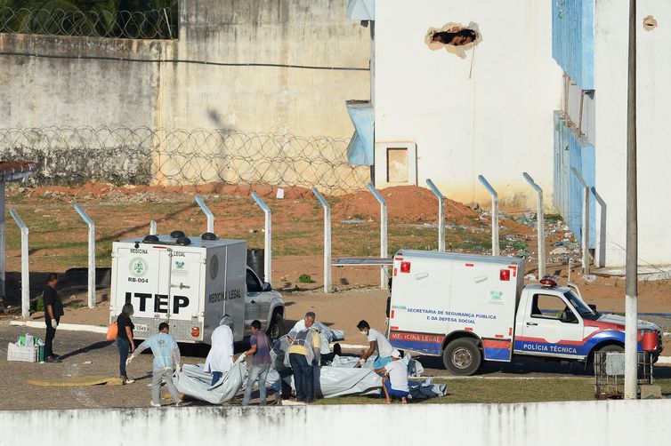 Corpos de detentos mortos durante rebelião são retirados da Penitenciária Estadual de Alcaçuz