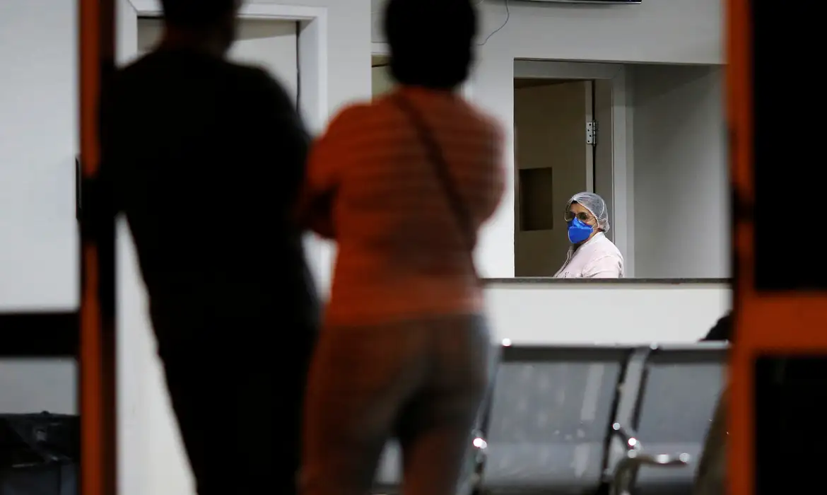 Enfermeira usa máscara protetora no Hospital Regional da Asa Norte (HRAN), após confirmação do primeiro caso de Coronavírus em Brasília