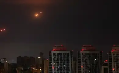 Explosions are seen in the night sky as Ukrainian servicemen fire towards drones during a Russian drone strike, amid Russia's attack on Ukraine, in Kyiv, Ukraine July 7, 2025. REUTERS/Gleb Garanich