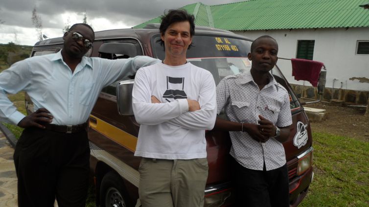Luís Nachbin com tradutor e motorista da viagem ao Quênia