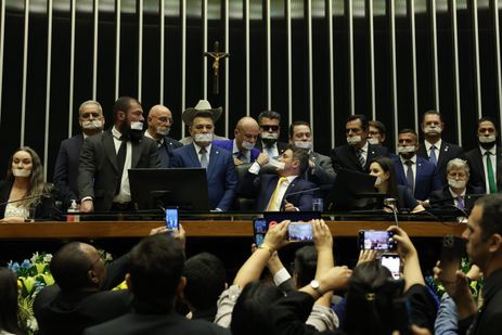 Brasília (DF), 05/08/2025 - Deputados de oposição fazem ato tampando a boca com esparadrapo durante sessão da Câmara dos Deputados. Foto: José Cruz/Agência Brasil