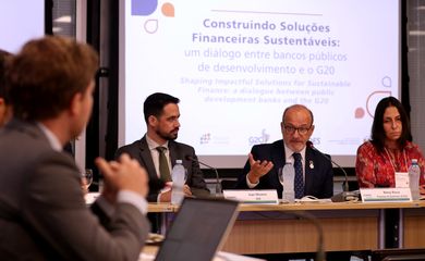 Rio de Janeiro (RJ), 21/05/2024 -  O presidente da rede global de bancos de desenvolvimento Finance in Common (FiCS), Rémy Rioux, fala durante coletiva de imprensa após encontro  sobre financiamento climático entre bancos públicos de desenvolvimento e representantes do G20, no BNDES.  Foto: Tânia Rêgo/Agência Brasil