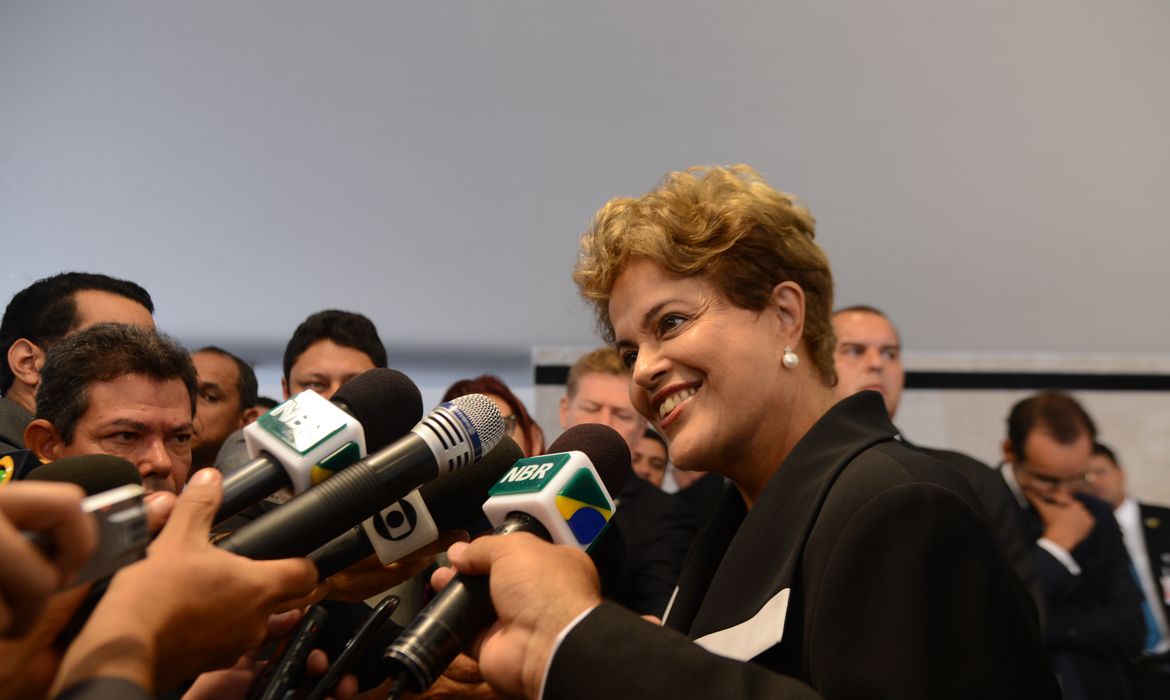 A presidenta Dilma Rousseff, fala com os joenalistas após entrega de credenciais a novos embaixadores que atuarão no Brasil(Elza Fiúza/Agência Brasil)
