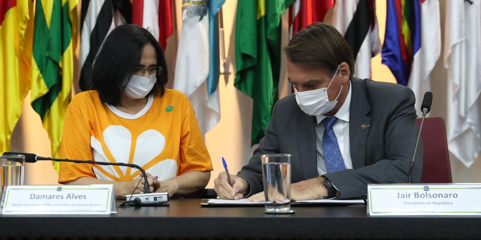 Janja e Almeida 'alfinetam' Bolsonaro em ação contra abuso sexual infantil