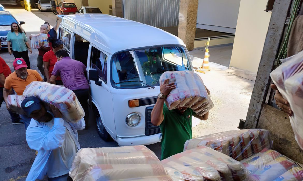 O governo brasileiro entregou, nesta terça-feira (12), 11 toneladas de alimentos para serem doados a população da Faixa de Gaza que sofre as consequências da guerra no Oriente Médio. Doados pelo Movimento dos Trabalhadores Rurais Sem Terra (MST), os alimentos incluem arroz orgânico, açúcar mascavo, leite em pó e fubá. Com isso, chegam a 13 toneladas o total de alimentos doados pelo MST.  Foto: MST/Divulgação