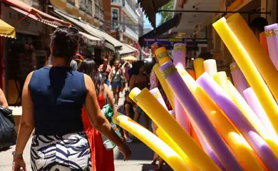Rio de Janeiro (RJ), 23/12/2025 – Consumidores fazem compras na antevéspera de Natal no Saara, na região central do Rio de Janeiro. Foto: Tomaz Silva/Agência Bras