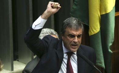 Brasília - O advogado-geral da União, José Eduardo Cardozo, fala a favor da presidenta Dilma durante discussão do processo de impeachment, no plenário da Câmara dos Deputados (Marcelo Camargo/Agência Brasil)