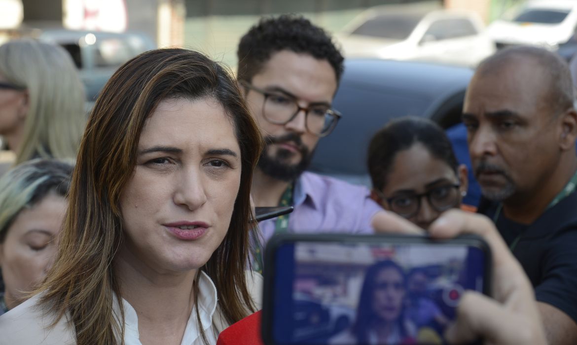 A ministra da Mulher, da Família e dos Direiros Humanos, Cristiane Britto, fala após reunião na Delegacia de Atendimento à Mulher (DEAM), em São João de Meriti